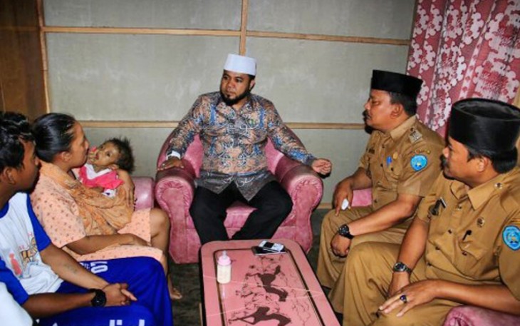 Walikota Bengkulu H. Helmi Hasan saat mengunjungi bayi umur 11 bulan penderita fungsi hati bernama Gita Latifa Ramadhan di Jalan dua jalur, Pos Giro RT 17 RW 03, Kelurahan Bentiring Permai, Kecamatan Muara Bangkahulu, Selasa (23/5) pagi. 