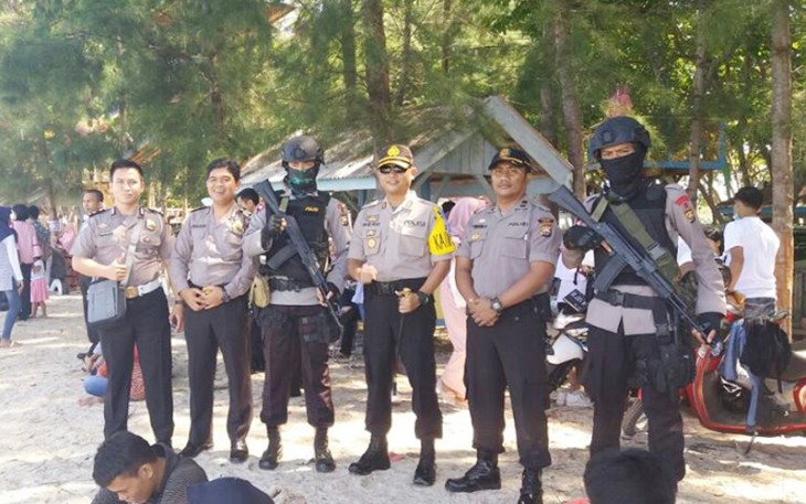 Kapolres Kaur AKBP Prianggodo Heru Kunprasetyo, S.IK bersama anggotanya saat melakukan pemantauan di Pantai Laguna