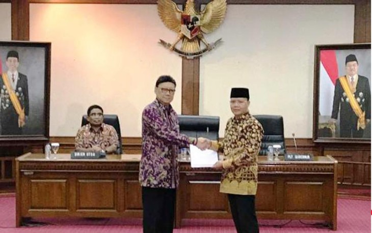Mendagri Tjahjo Kumolo menyerahkan SK penunjukkan Rohidin Mersyah sebagai Plt Gubernur Bengkulu, di kantor Kemendagri pada Kamis (22/6) petang sekitar pukul 18.30 WIB. Foto (RBTV.CO.ID)