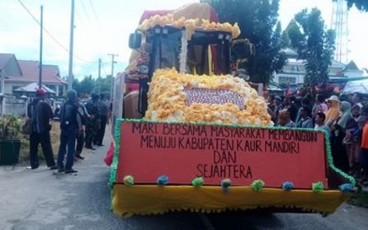 Pawai pembangunan dalam rangka HUT Kab Kaur ke 14