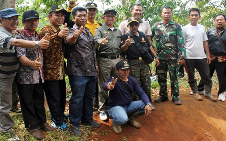  Bupati Kepahiang Dr. Ir. Hidayattullah Sjahid, MM beserta rombongan melakukan istirahat sejenak