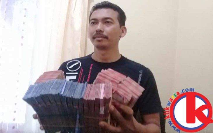 Ketua tim penyidik Adi Nuryadin Sucipto saat memperlihatkan uang Rp 250 Juta pengembalian proyek Enggano, Rabu (19/07/2017)
