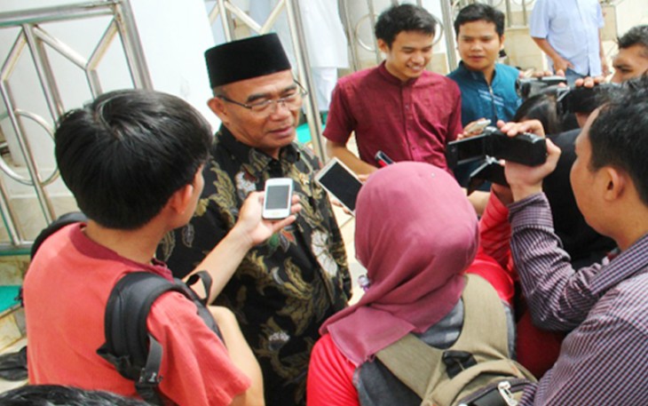 Menteri Pendidikan dan Kebudayaan Republik Indonesia (Mendikbud RI) Muhadjir Effendy  saat diwawancarai awak media