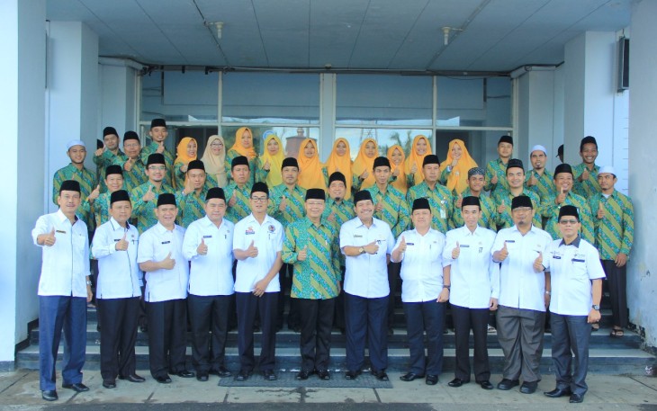 Plt Gubernur Bengkulu Rohidin Mersyah saat melepas kontingen Provinsi Bengkulu yang akan bertanding pada STQ Tingkat Nasional ke-24 Tarakan Kalimantan Utara, di Halaman Pemda Provinsi Bengkulu, Rabu (12/7).