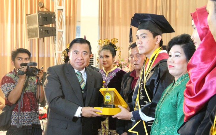 Wisudawan Terbaik Universitas Dehasen.