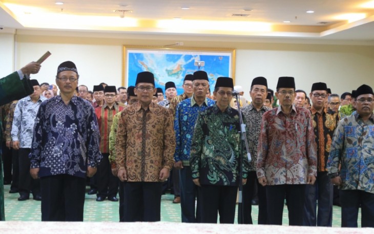 Prof Dr Sirajuddin bersama pejabat Kemenag lainnya saat dilantik oleh Menag RI di Jakarta, Jumat (28/7/2017), foto : kemenag.go.id