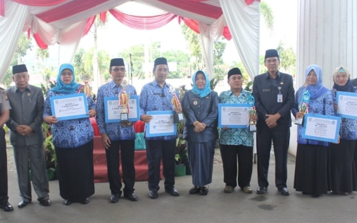 Wabup, Sekda dan Kadis Dikbud berfoto bersama dengan FKPD dan para pemenang lomba Hari Pendidikan 