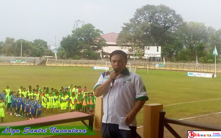 Ketua Panitia LSN, Anwar Sutan Pamenan saat pembukaan di Stadion Semarak, Sawah Lebar Bengkulu.