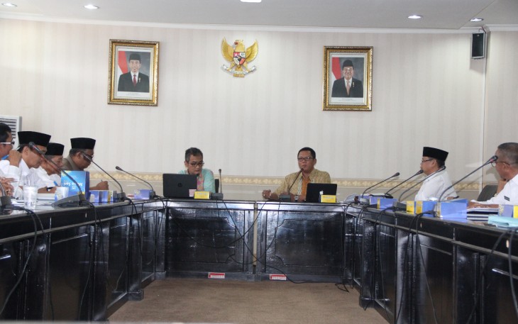 Adlinsyah Nasution yang akrab disapa Coki saat memberikan pengarahan dalam Monitoring Evaluasi (Monev) dan Rencana Aksi (Renaksi) Pencegahan Korupsi Terintegrasi Pemerintah Kabupaten-Kota Se-Provinsi Bengkulu oleh Tim Korsupgah KPK RI di Ruang Rapat Lantai III Setda Provinsi Bengkulu, Rabu (09/08).