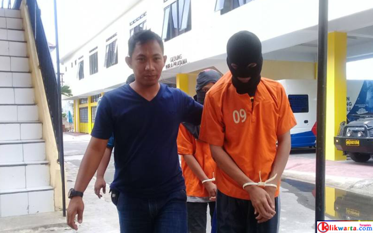 Kedua pelaku saat diamankan 