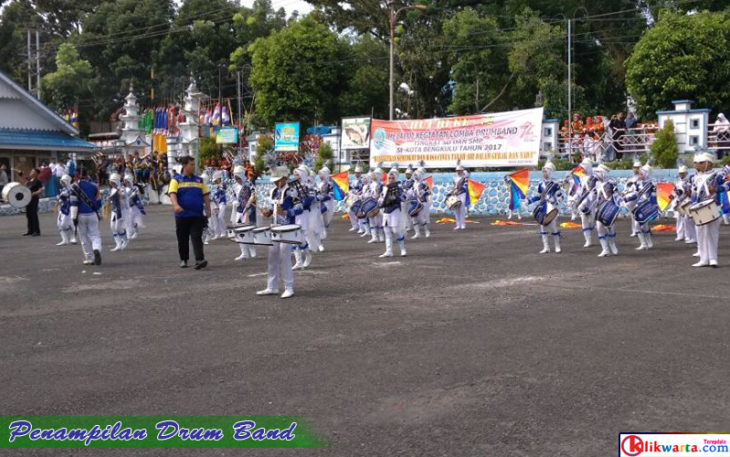 Penampilan drum band di halaman eks Kantor Walikota Kota Bengkulu, Senin (14/8/2017).