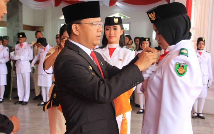 Plt. Gubernur Bengkulu Rohidin Mersyah mengukuhkan Pasukan Pengibar Bendera Pusaka (Paskibaraka) Provinsi Bengkulu 2017