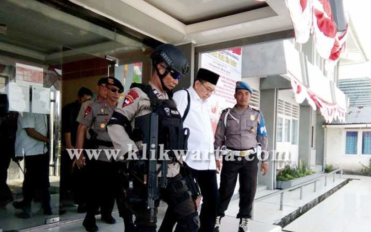 Ridwan Mukti saat meninggalkan Rutan Malabero dengan pengawalan ketat, Kamis (03/08/2017).