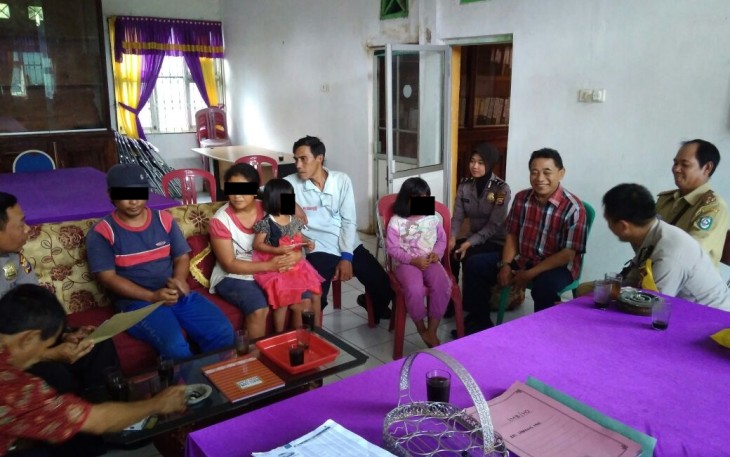 Pertemuan bersama Camat, Bhabinkamtibmas dan Kepala Desa serta Keluarga yang memaksa anaknya jadi pengemis. Foto: (Tribratanewsbengkulu.com)