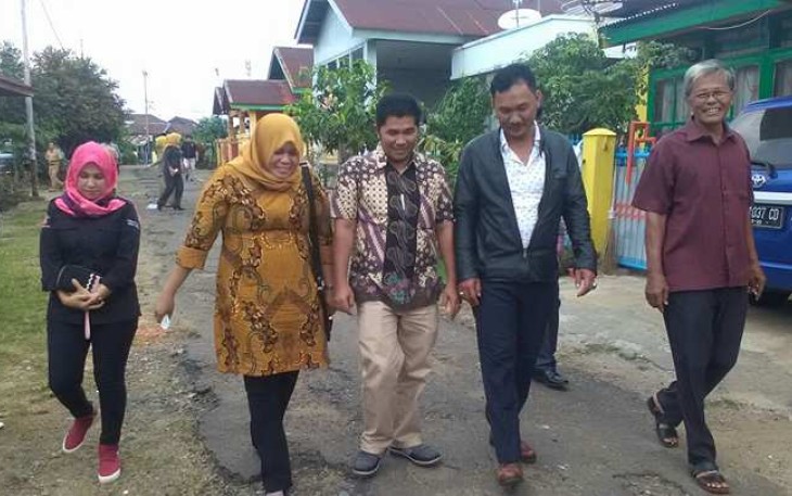 Dewan saat sidak meninjau langsung jalan rusak 