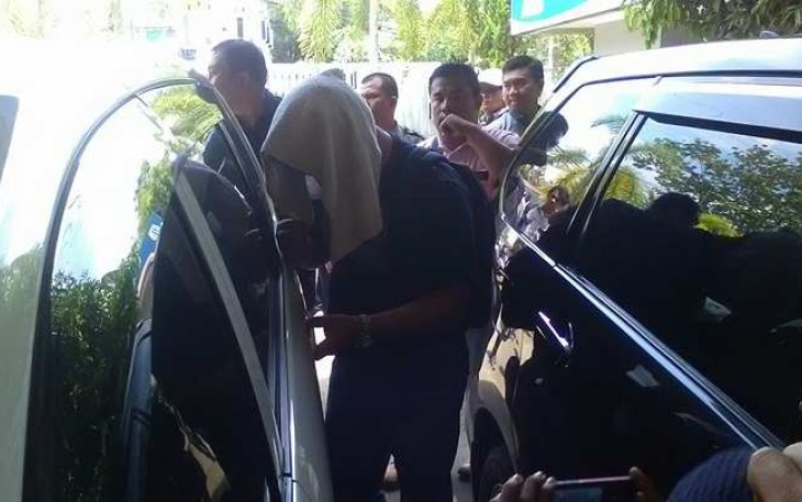 Oknum yang terjaring OTT KPK saat dibawa ke mobil menuju Bandara Fatmawati Soekarno