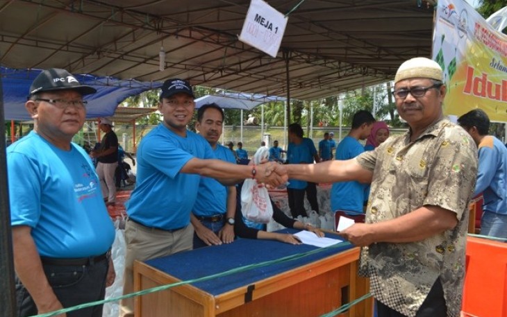 GM Pelindo II Bengkulu, Drajat Sulistyo saat menyerahkan secara simbolis paket daging kurban kepada warga.