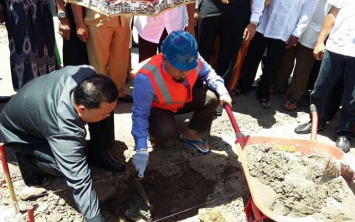 Walikota Bengkulu H. Helmi Hasan melakukan peletakan batu pertama Pembangunan Penataan Lingkungan di Kelurahan Sumber Jaya di RW.02 Kelurahan Sumber Jaya Kecamatan Kampung Melayu, Selasa (07/09/2016)