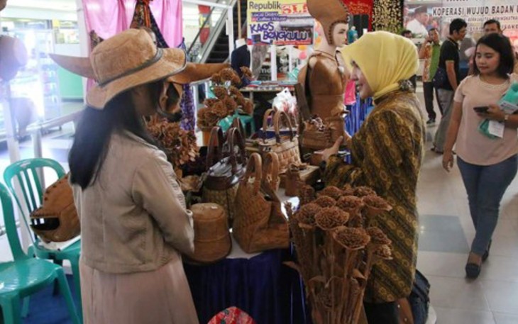 Wakil Walikota Bengkulu Patriana Sosialinda saat mengunjungi sejumlah stan di Bencoleen Mall pada  kegiatan bazar di peringatan Hari Koperasi 69