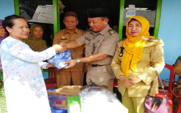 Pemerintah Kota Bengkulu melalui Dinas Sosial (Dinsos) kota mendatangi sekaligus   menyalurkan bantuan kepada warga yang terdampak bencana tanah longsor di Kelurahan Timur Indah