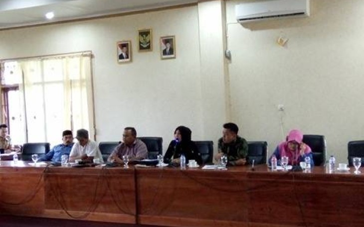 Ketua DPRD Kota Bengkulu bersama anggota dewan lainnya saat memimpin hearing dengan Organda