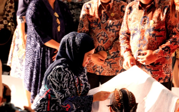 Ibu Derta Wahyulin Rohidin Mersyah Mendapat Kesempatan Istimewa Membatik di _Batik To The Moon_