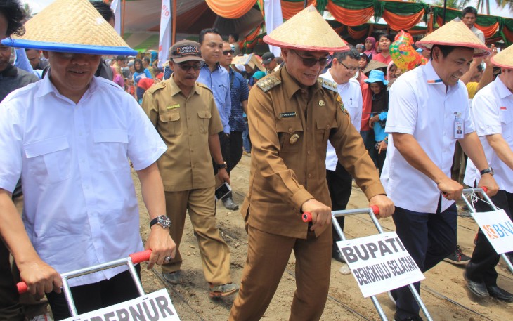  Plt. Gubernur Bengkulu Rohidin Mersyah saat Penanaman Bibit Jagung bersama Menteri Pertanian dan Menteri Desa dan PDTT di Desa Padang Lebar, Kecamatan Seginim, Kabupaten Bengkulu Selatan, Selasa (19/9).