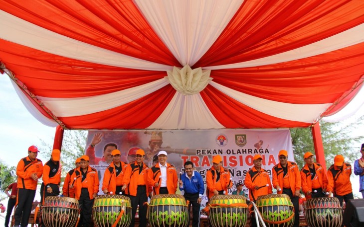 Pemukulan Dol menandai Pekan Olahraga Tradisional Tingkat Nasional V sudah dimulai.