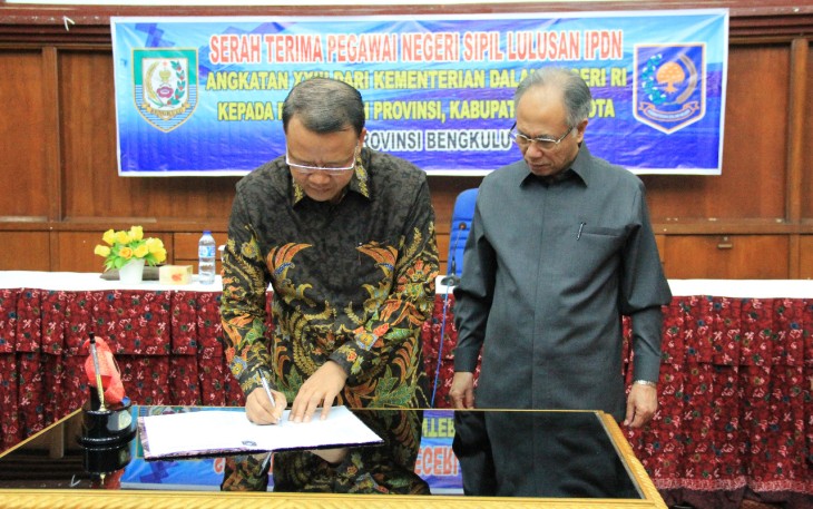 Penandatanganan SK serah terima PNS lulusan IPDN angkatan XXIII dari Kemendagri RI kepada Pemerintah Provinsi.