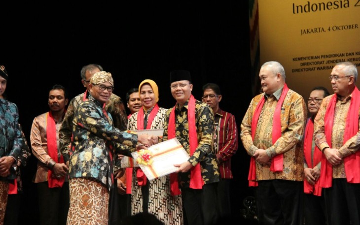Plt. Gubernur Bengkulu Menerima Serfikat Warisan Budaya tak benda tahun 2017,dari Kementerian Pendidikan dan Kebudayaan RI