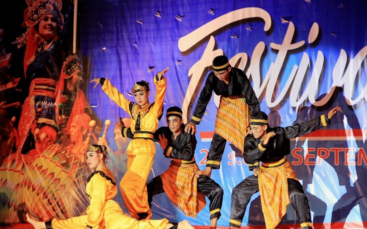 Persembahkan tari tradisi