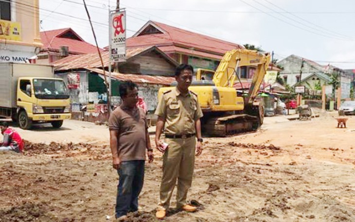 Tim Pengawas Dinas PUPR Kota Bengkulu saat mengawasi proyek pembangunan dan peningkatan jembatan, gorong-gorong dan box culvert.