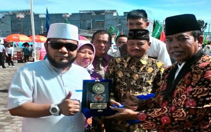 Walikota Helmi Hasan Terima Penghargaan dari Rektor UMB