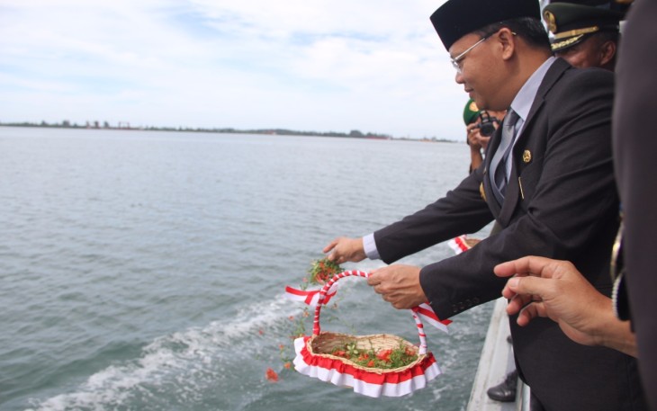 Plt Gub Rohidin Mersyah saat melakukan tabur bunga di Pelabuhan Pulau Baai, Jumat (10/11/2017).