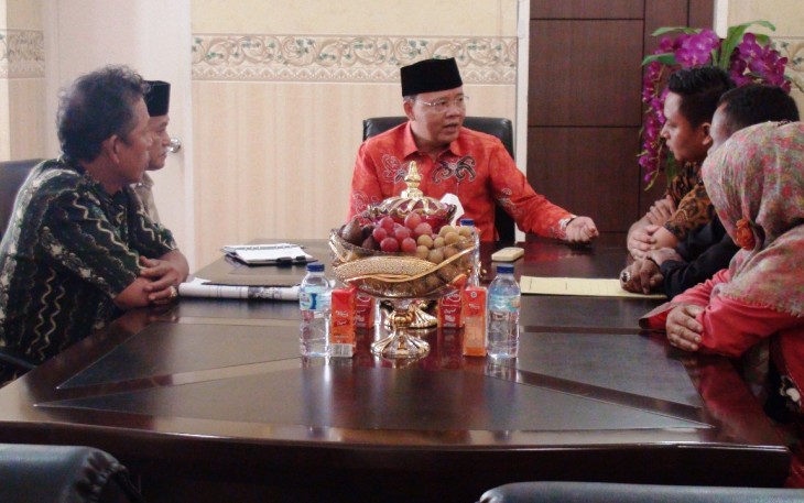 Plt Gubernur Bengkulu Rohidin Mersyah didampingi Kadis KLH Provinsi Bengkulu Agus Priambudi, saat Menerima Audensi LSM Walhi