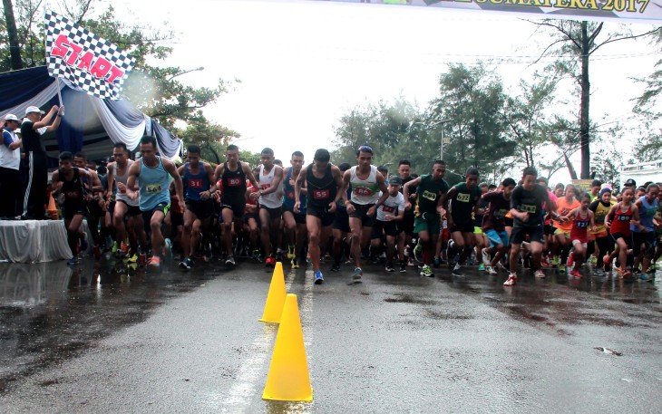 Plt Gubernur Bengkulu Rohidin Mersyah melepas peserta lomba Lari Pantai 10 KM, Minggu 19 November 2017.