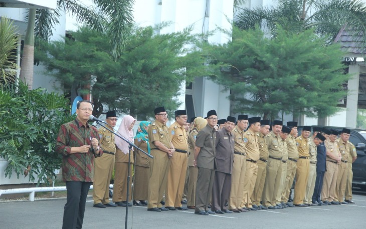 Plt Gubernur Rohidin Mersyah pimpinapel pagi bersama ASN Pemprov Bengkulu, di Lapangan Pemda