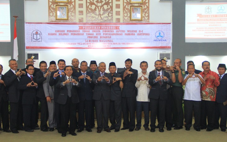 Foto bersama usai Pelantikan Pengurus Asosiasi Perguruan Tinggi Swasta Indonesia (APTSI) Wilayah IIC dan Dewan Pengurus Wilayah Aliansi Relawan Perguruan Tinggi Anti Penyalahgunaan Narkoba (ARTIPENA) Provinsi Bengkulu, Selasa (31/10) di GSG Pemprov Bengkulu.