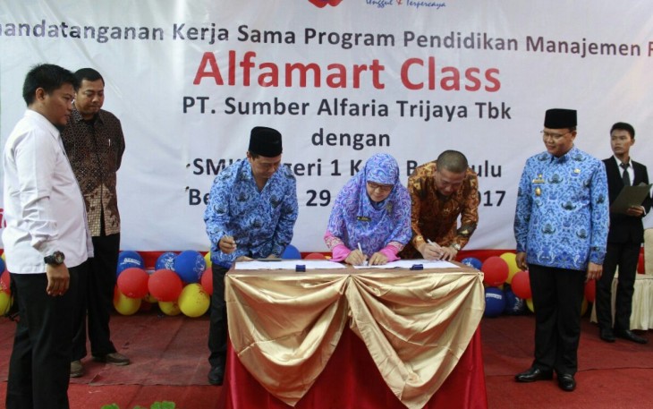 Penandatanganan kerjasama program pendidikan manajemen retail Alfamart Class di SMKN 1 Kota Bengkulu