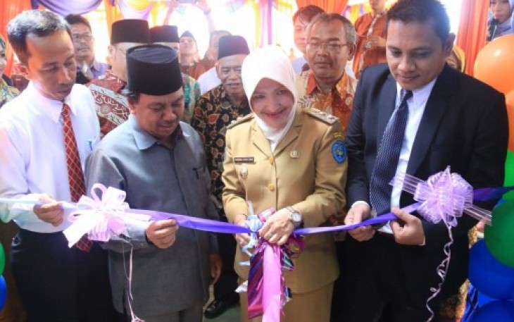 Wakil Walikota Bengkulu, Patriana Sosialinda meresmikan kehadiran Bank Perkreditan Rakyat Syariah (BPRS) Adam