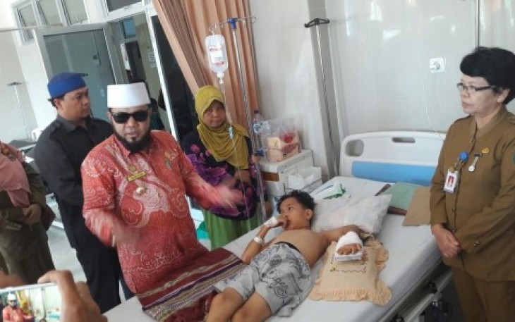 Walikota Helmi didampingi sejumlah pejabat Pemkot Bengkulu mengunjungi Rizki Ramadani (9) di salah satu ruang bangsal di RSUD kota Bengkulu