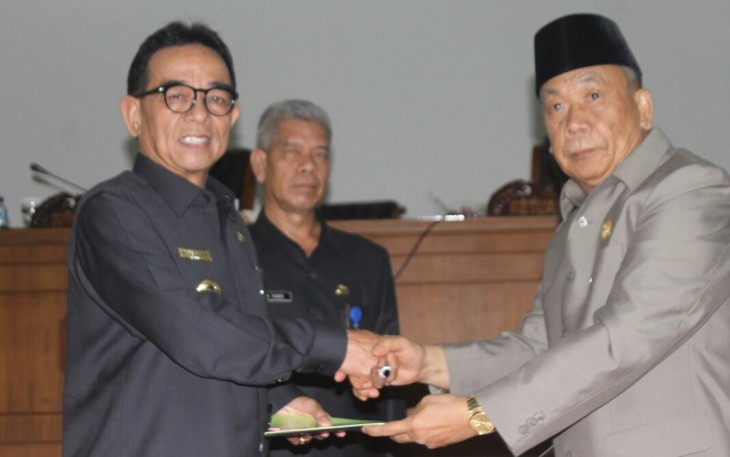 Bupati Kepahiang Dr.Ir. Hidayattulah Sjahid, MM dalam rapat paripurna Senin (13/11/2017)