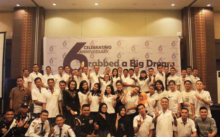 Foto bersama usai perayaan ulang tahun ke 6 Hotel Santika Bengkulu