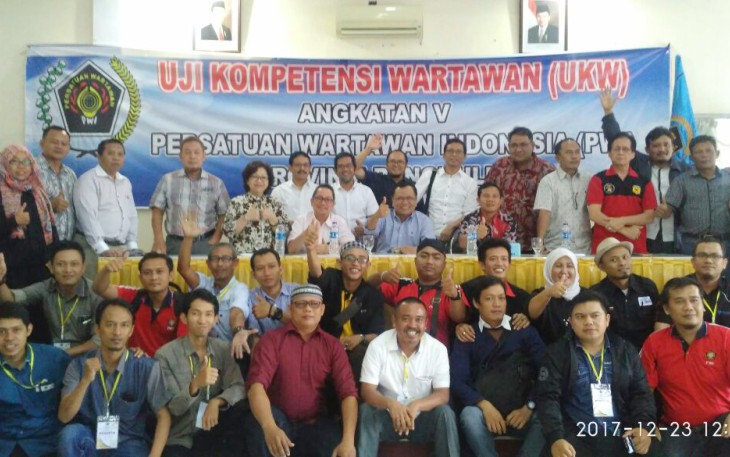 Peserta UKW Utama saat foto bersama dengan tim penguji, Sabtu (23/12/2017)