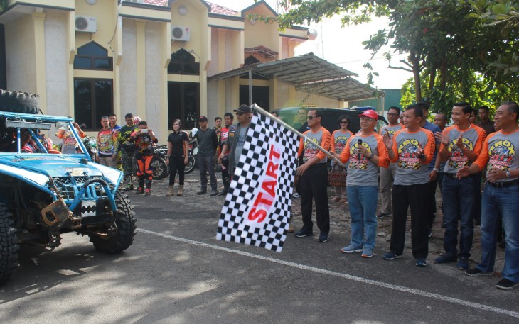 Plt Gub Bengkulu Rohidin Mersyah, Saat Melaksanakan Pelepasan Peserta Rafflesia Bhayangkara Offroad X-Pedition (RBOX) 2017