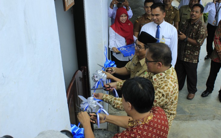 Perwakilan Bank Indonesia (BI) Bengkulu Endang Kurnia Saputra, Melakukan Serah Terima Bantuan Program Sosial Bank Indonesia (PSBI)