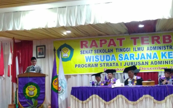 Wisuda STIA Plt Sekda Gotri Suyanto Memberikan Pesan Kepada Wisudawan/Wisudawati