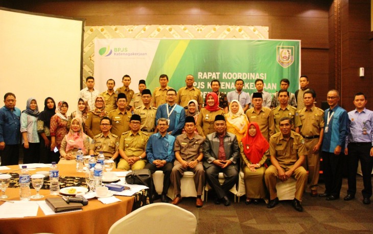 Foto Bersama Staf Ahli Gubernur Bengkulu Bidang Ekonomi Keuangan dan Pembangunan Ricki Gunarwan dengan BPJS Ketenagakerjaan Bengkulu
