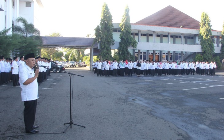 Apel_Sekda Nopian Andusti pimpin apel pagi di pelataran parkir Pemprov Bengkulu