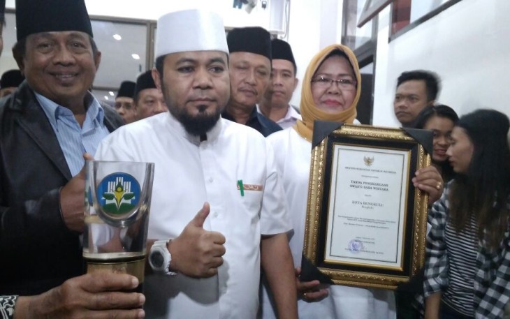 Penghargaan  Swasti Saba Wistara yang dibawa Walikota